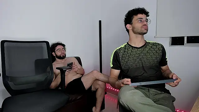 Snapshot of crisandrews chatting on October 26, 2025, 2:50 am crisandrews online show from October 26, 2025, 2:50 am