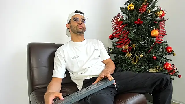 Snapshot of crisandrews chatting on November 30, 2025, 8:46 pm crisandrews online show from November 30, 2025, 8:46 pm