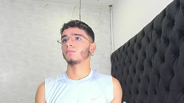 Snapshot of Ian_Castillo_ chatting on February 14, 2025, 11:21 am Ian Castillo online show from February 14, 2025, 11:21 am