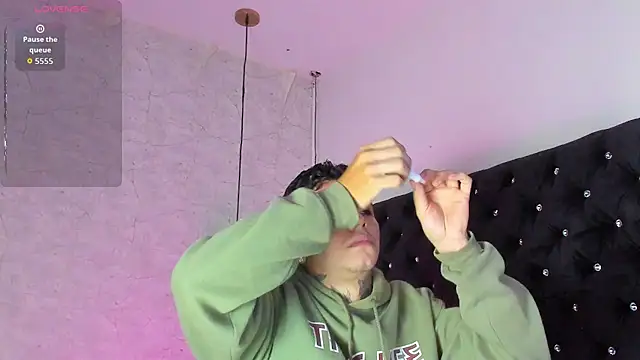 Ian Castillo  online show from October 2, 2025, 11:17 am