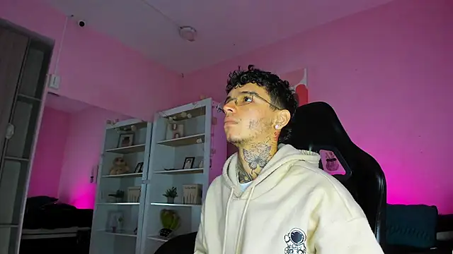 Ian Castillo  online show from November 22, 2025, 11:20 am