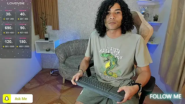 Snapshot of Aaron_Jassell1 chatting on February 28, 2025, 1:37 am Aaron Jassell1 online show from February 28, 2025, 1:37 am