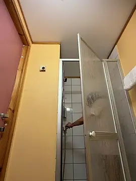 wolfwhite95 online show from April 7, 2026, 11:04 pm