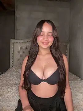 MollySanders    online show from November 18, 2025, 10:36 pm