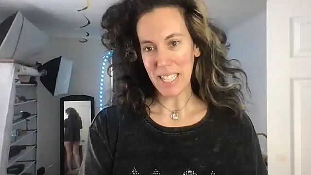 Snapshot of BonfireBonnie chatting on January 14, 2025, 2:22 pm BonfireBonnie online show from January 14, 2025, 2:22 pm