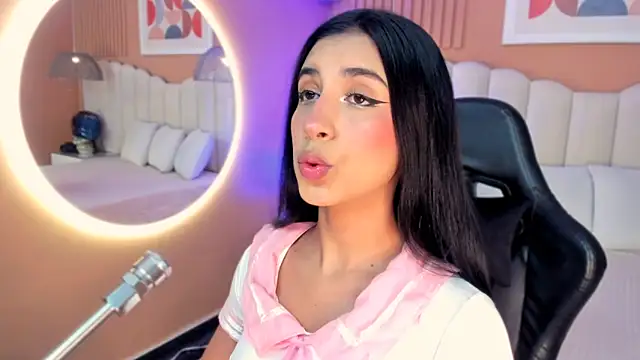 Snapshot of zia_cooper chatting on October 16, 2025, 7:15 pm zia cooper online show from October 16, 2025, 7:15 pm