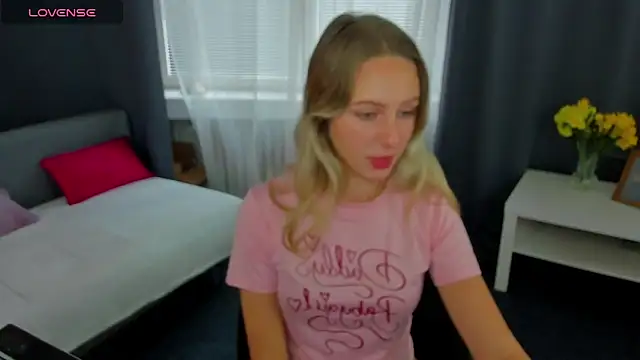 Lia Bloom  online show from September 27, 2025, 8:19 am