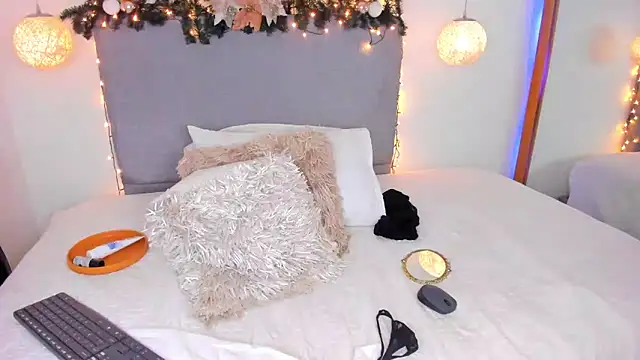 Snapshot of MeganCherryy chatting on December 18, 2024, 1:15 am MeganCherryy online show from December 18, 2024, 1:15 am