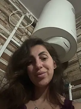 EmaSkyes online show from September 28, 2025, 6:02 pm