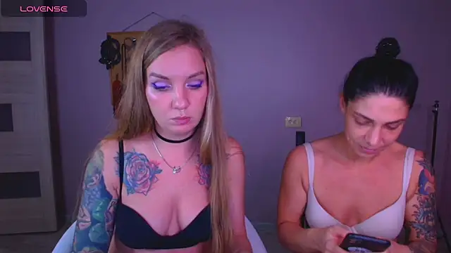 Carrie Moonshine online show from November 3, 2025, 7:37 pm