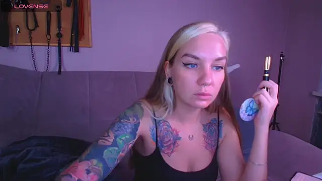 Carrie Moonshine online show from November 21, 2025, 4:16 pm