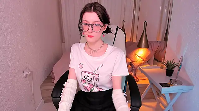 Snapshot of Lil_Melanie_ chatting on January 18, 2025, 2:12 pm Lil Melanie  online show from January 18, 2025, 2:12 pm