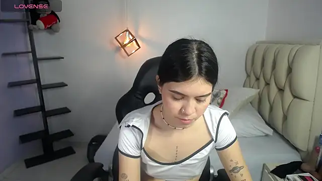 cassiehoward14 online show from December 3, 2025, 7:01 pm