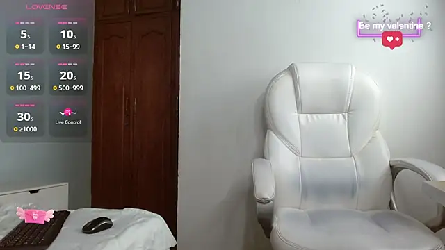 Snapshot of cintia_hills chatting on March 4, 2025, 4:17 am cintia hills online show from March 4, 2025, 4:17 am