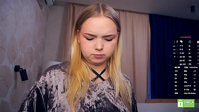 ZaraCreedon online show from November 17, 2025, 5:02 am