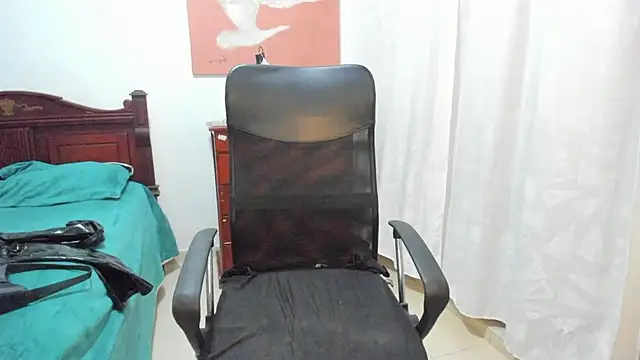 Snapshot of misstresbigcockts chatting on November 15, 2025, 10:01 am misstresbigcockts online show from November 15, 2025, 10:01 am