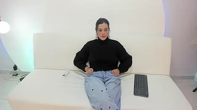 Ada Monroe10 online show from November 25, 2025, 1:44 pm