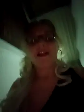 Snapshot of Fenix_528 chatting on November 15, 2025, 2:42 am Fenix 528 online show from November 15, 2025, 2:42 am