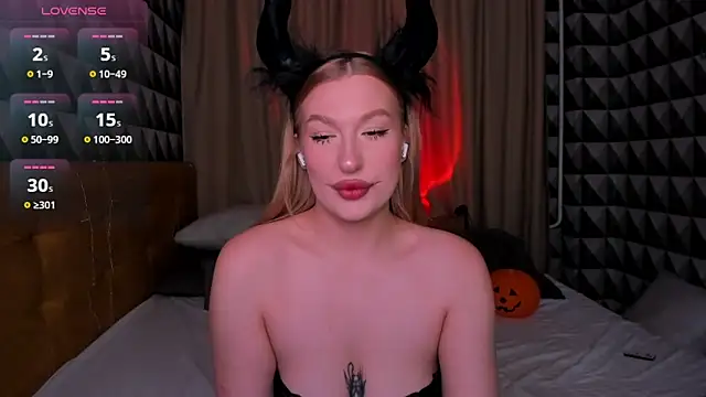 Emma  Leee online show from October 31, 2025, 12:55 am