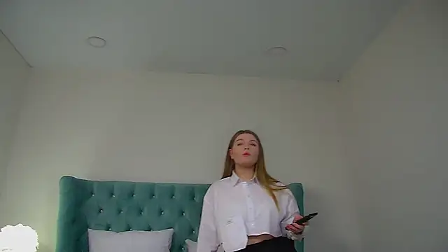 CrystalLyons online show from October 17, 2025, 8:06 am