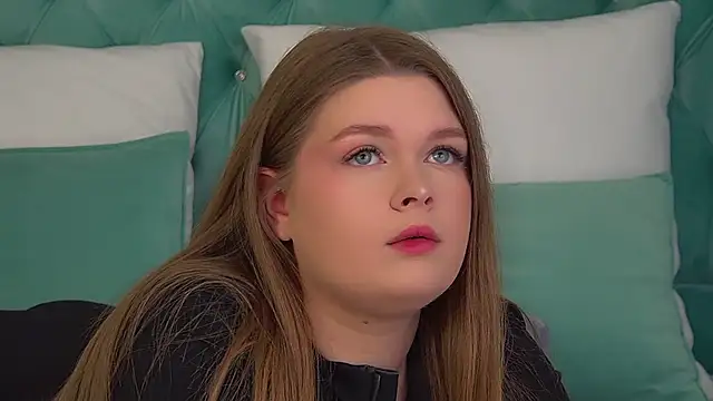 CrystalLyons online show from November 28, 2025, 6:05 am