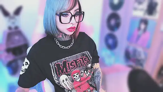 NikkiRamone online show from December 3, 2025, 9:02 pm