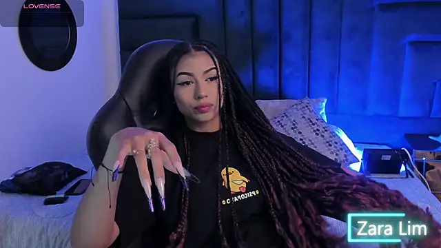 ZaraLim online show from December 21, 2025, 6:04 pm