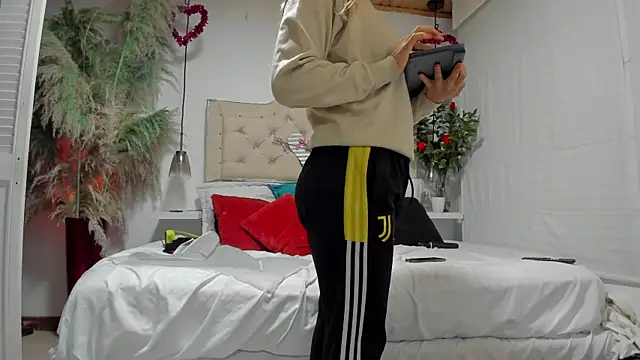 Samanthahavery44 online show from October 15, 2025, 4:01 am