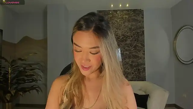 RebeccaHudson online show from April 5, 2026, 5:43 pm