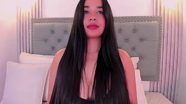 Snapshot of Aitana98_ chatting on February 19, 2025, 4:44 am Aitana98 online show from February 19, 2025, 4:44 am