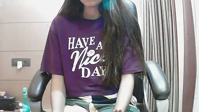 collage hoty online show from October 12, 2025, 4:17 pm