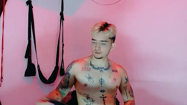 AliceandMax online show from April 4, 2026, 1:52 pm