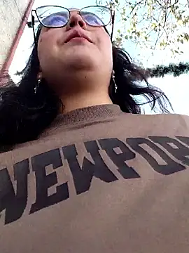 lara moon25 online show from December 19, 2025, 7:10 pm