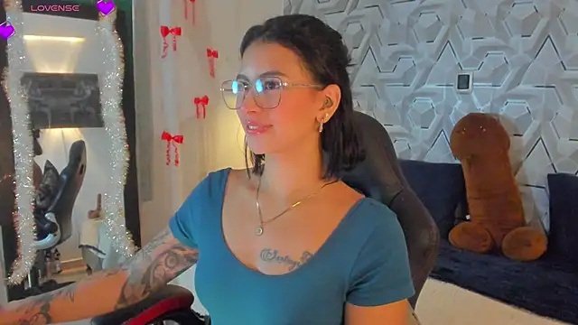 Sophiee Hill online show from April 21, 2026, 8:42 am