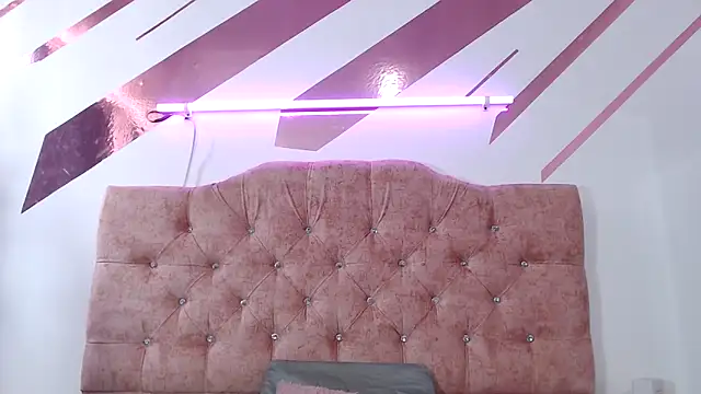 Kitten Hot  online show from February 8, 2026, 5:05 pm