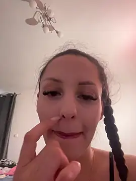 Snapshot of Chiara0102 chatting on June 9, 2026, 4:29 pm Chiara0102 online show from June 9, 2026, 4:29 pm