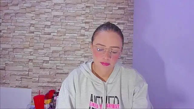 nicollee18 online show from October 2, 2025, 1:01 am