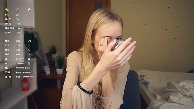 Snapshot of LynetBurby chatting on October 23, 2025, 2:27 pm LynetBurby online show from October 23, 2025, 2:27 pm