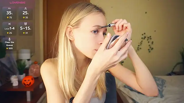 Snapshot of LynetBurby chatting on October 27, 2025, 2:10 pm LynetBurby online show from October 27, 2025, 2:10 pm