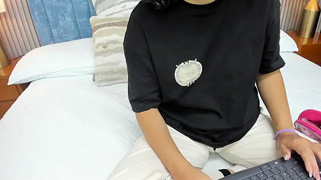 Snapshot of pretty_sunlight_ chatting on October 2, 2025, 1:34 am pretty sunlight online show from October 2, 2025, 1:34 am