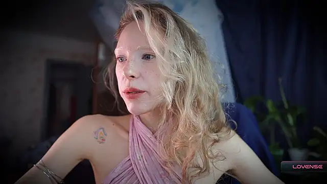 Snapshot of _Phantom_thread_ chatting on November 24, 2025, 9:20 am Phantom thread online show from November 24, 2025, 9:20 am