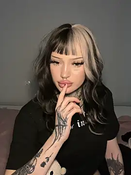 madelinexx online show from November 3, 2025, 11:22 am