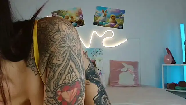 JuliaVegaOff online show from April 8, 2026, 11:10 am