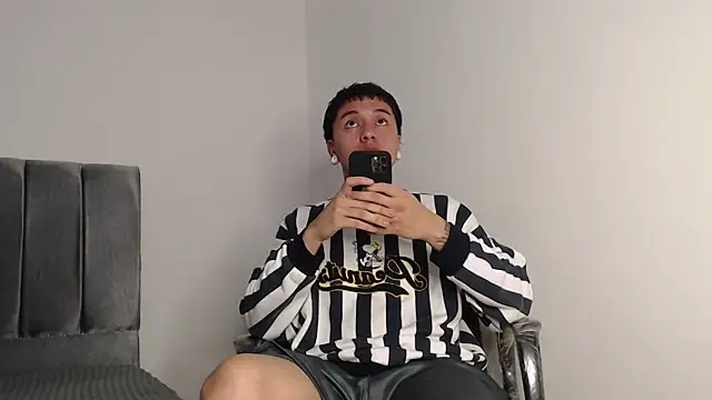 alex-lover online show from November 11, 2025, 2:11 am