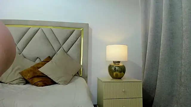 emily queen2 online show from April 19, 2026, 7:05 pm