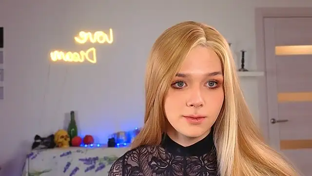  yourFoxy  online show from November 3, 2025, 4:41 pm