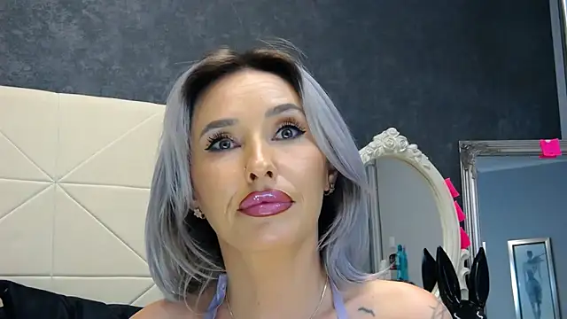 IssaSmith online show from January 25, 2025, 2:25 pm