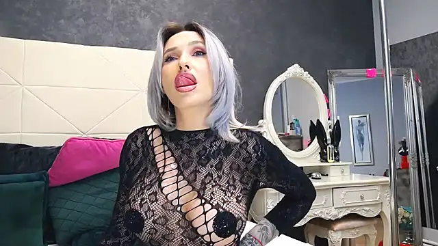 IssaSmith online show from March 1, 2025, 11:39 am