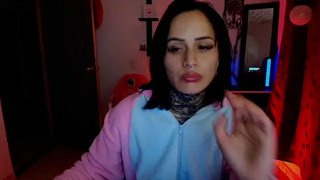 TinnaDawsom online show from October 6, 2025, 11:57 pm