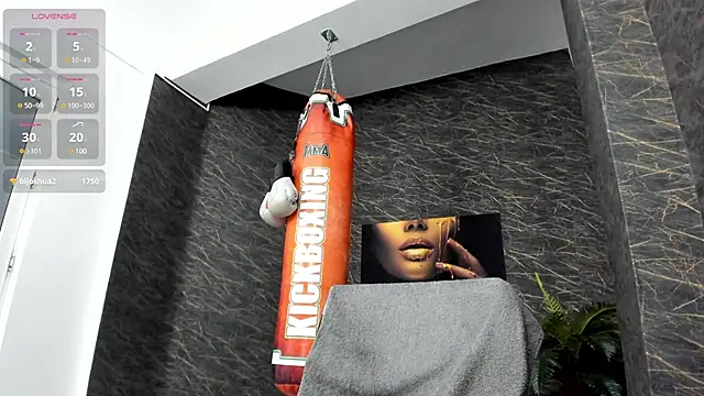 leonardsmith01 online show from February 3, 2025, 2:58 am